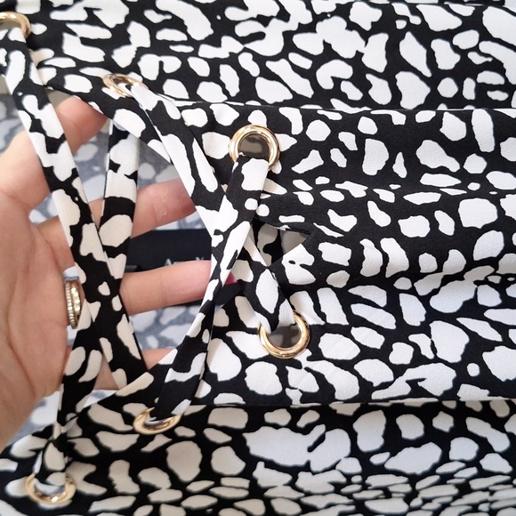 Arna York Black & White Cold-Shoulder Criss/Cross Front Blouse. Size 30/32 NWT - Picture 3 of 9